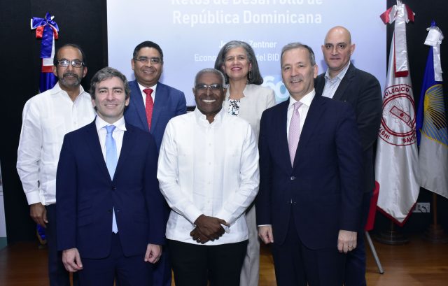 Ronlando Guzmán, rector del INTEC, junto a representantes del BID y panelistas