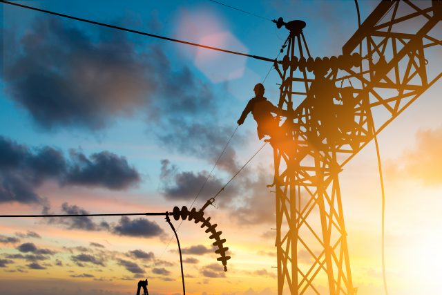 Electricista en instalación de trabajo de alta tensión