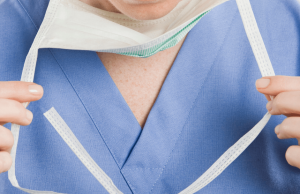 Denuncian enfermeras son obligadas a reutilizar y lavar en casa equipos de protección