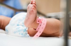 Cómo tratar recién nacidos de madres positivas al COVID-19