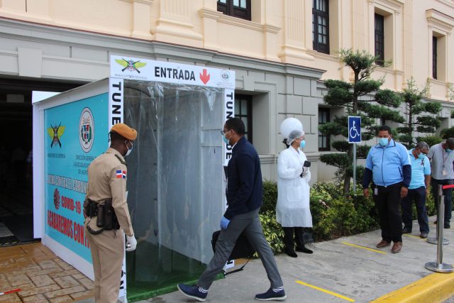 Instalan túnel de desinfección en Palacio Nacional