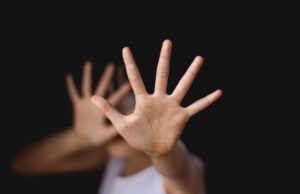 Policía apresa hombre acusado de violar hijastra de 14 años, desde que tenía cuatro acusado de violar sexualmente a su hijastra