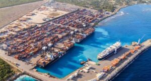 contenedores con distintos tipos de mercancías