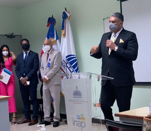 El Ministro Jesús Vásquez durante el taller de inducción a la Administración Pública realizado a las gobernadoras por el Ministerio de Interior y Policía. gobernadoras