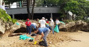 OMSA y Medio Ambiente limpian playa de Güibia limpian playa