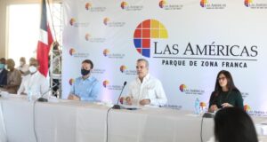 El presidente Luis Abinader asistió este viernes a la presentación del proyecto de expansión del Parque de Zona Franca Las Américas. Este proyecto generará más de 5,000 nuevos empleos en las áreas de servicios, materiales de empaque, productos de plástico, manufactura de dispositivos médicos y servicios de esterilización de estos productos. En su intervención el presidente definió el 2021 como un año de fuerte recuperación económica y de intensa actividad empresarial con el sector zonas francas como una de las principales apuestas. Resaltó que el pasado mes de octubre, zonas francas fue el sector económico que registró mayor crecimiento en su aporte al Producto Interno Bruto del país. El mandatario sostuvo que, a pesar de la pandemia se ha logrado reintegrar al 98% de los trabajadores que tenía registrado previo a la crisis. Así mismo, el mandatario auguró para este año un crecimiento de 6% en la economía nacional, de acuerdo con las proyecciones y sus indicadores, lo que colocará a República Dominicana a la cabeza del continente americano. “Estamos convencidos del potencial de crecimiento que tienen estas áreas y la industria nacional, y sobre todo de las oportunidades que tienen estos dos sectores de encadenarse y agregar más valor a nuestras exportaciones”, resaltó el jefe de Gobierno. En sus palabras, el presidente destacó la importancia de estos proyectos para la economía y los ciudadanos. “Inversiones como las que anunciamos en el día de hoy, nos reafirman que las zonas francas están evolucionando; que estamos produciendo con más tecnología, y que por lo tanto nuestra gente tendrá mayores oportunidades de desarrollar habilidades y destrezas que le abrirán las puertas hacia un futuro más prometedor”, significó Abinader. Agradeció la confianza en nuestro país y su economía y enfatizó que este Gobierno acompañará al sector para garantizar el éxito de estos proyectos. En su intervención, el ministro de Industria y Comercio, Víctor -Ito- Bisonó, enfatizó que la ampliación de este complejo de zona franca se suma a decenas de nuevos proyectos industriales que están en construcción en el país para ofrecer nuevas oportunidades de trabajo, compromiso asumido y reiterado por el  presidente Luis Abinader. “Mientras otros países apenas comienzan hacer preparativos para atraer las inversiones que migran hacia el continente, nuestro país anuncia el inicio y la expansión de operaciones de importantes multinacionales que de manera continua nos eligen como destino ideal para suplir sus productos a la región”, expresó el ministro. Claudia Pellerano, presidenta del Consejo de Accionistas de Zonas Francas Las Américas, valoró el reconocimiento que le ha dado a las zonas francas como uno de los sectores más importantes de la economía del país. “Nuestro deseo es continuar atrayendo a empresas de prestigio mundial y seguir creciendo”, dijo Pellerano. De su lado, Miguel Estepan, CEO del Parque de Zonas Francas Las Américas, reiteró el agradecimiento al Gobierno del presidente Abinader y aseguró que seguirán apostando a la expansión, el desarrollo y el talento humano. Presentes en el acto, junto al mandatario, Ascensión Deligne, ministro de Obras Públicas y Comunicaciones y Felipe Suberví, director del Instituto Nacional de Agua Potable y Alcantarillados (Inapa). Además, presentes en el acto, Luis Manuel Pellerano, director comercial de la empresa y Daniel Liranzo, director ejecutivo del Consejo Nacional de Zonas Francas de Exportación.