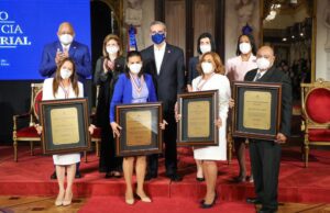Abinader distingue a docentes en Día del Maestro Día del Maestro
