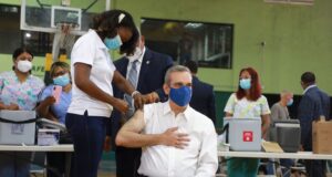 Abinader recibe tercera dosis