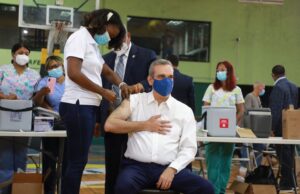 Abinader recibe tercera dosis