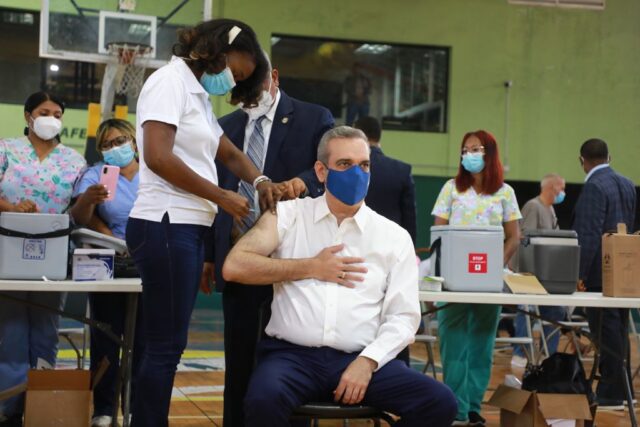 Abinader recibe tercera dosis Abinader recibe tercera dosis