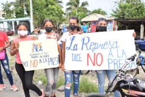 marchan en contra presa Río Haina 