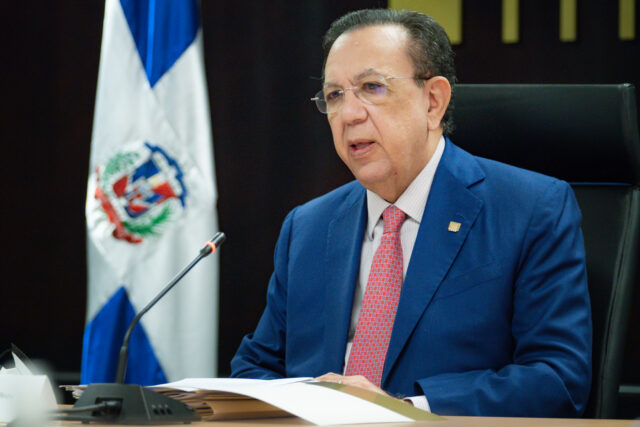 Héctor Valdez Albizu en rueda de prensa Economía dominicana 2021