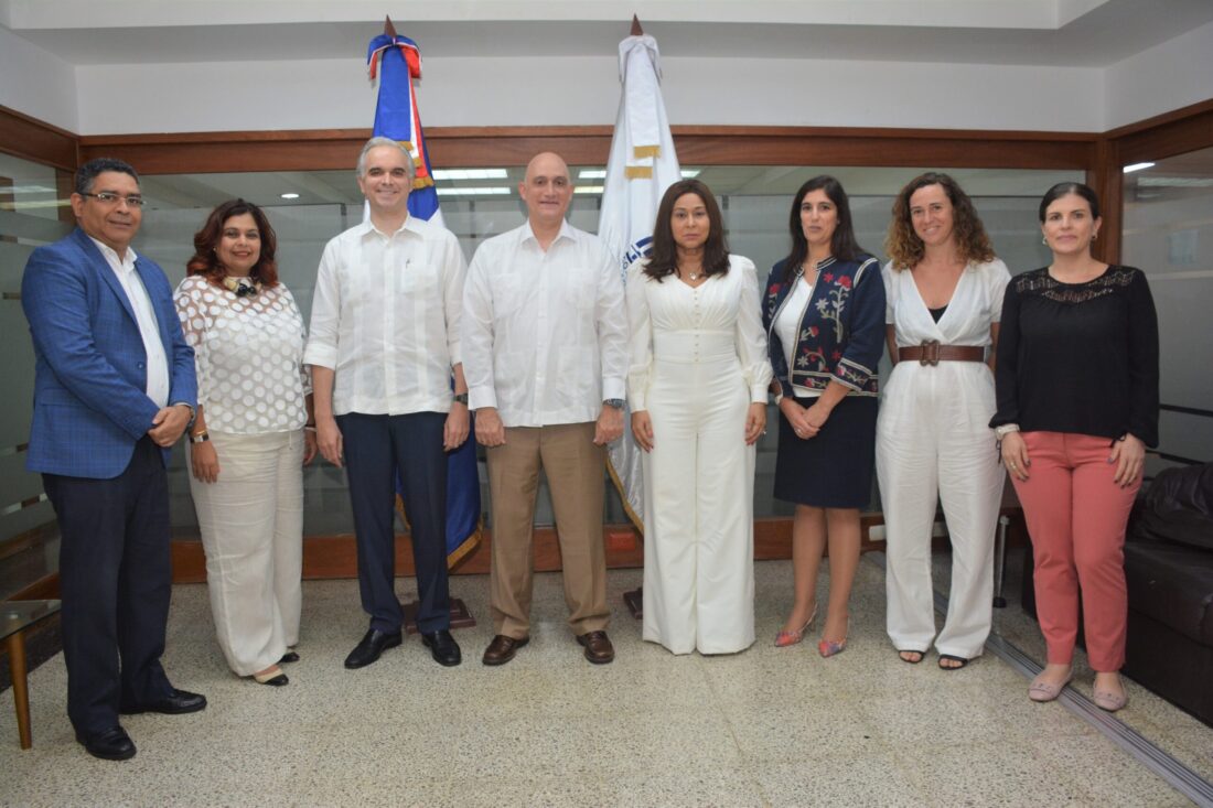2.- PÁVEL ISSA CONTRERAS - Reumión con María Lucía Scuro (Mesa Intersectorial se Cuidado) (2) Sistema Nacional de Cuidados