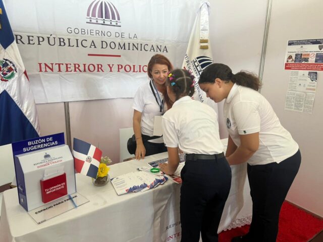 En Feria del Libro de Duarte Interior y Policía dona libros Feria del Libro de Duarte