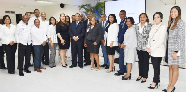Merido Torres junto a Directores y Encargados Departametales. títulos de propiedad