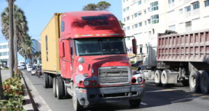 Intrant prohíbe circulación de vehículos de carga