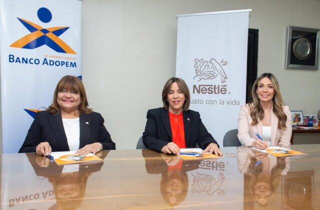 1. Eva Carvajal de Toribio, Mercedes Canalda de Beras-Goico y Patricia Mejía. emprendedores de barrios
