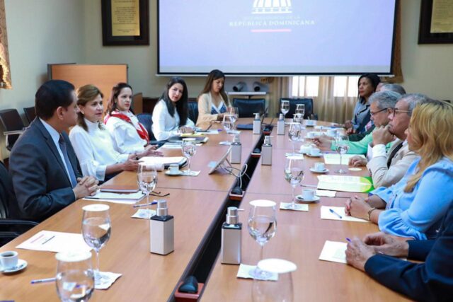 Gobierno y Colegio Médico Gobierno y Colegio Médico