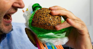 Afirman que cada persona ha consumido la cantidad de plástico que posee una tarjeta de crédito consumido la cantidad de plástico