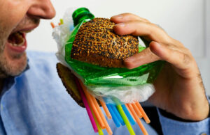 Afirman que cada persona ha consumido la cantidad de plástico que posee una tarjeta de crédito consumido la cantidad de plástico