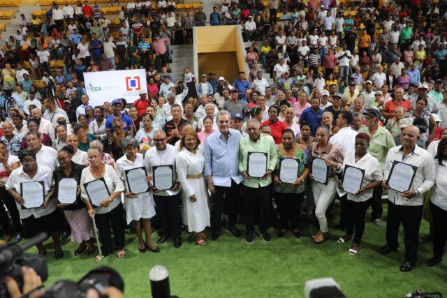 Presidente Abinader entrega más mil títulos de propiedad en San Pedro de Macorís