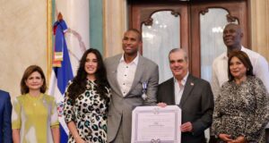 Al Horford recibe condecoración