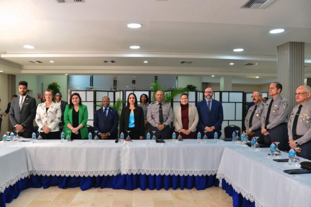 Ministra de Interior y Policía recibe al subsecretario adjunto de INL